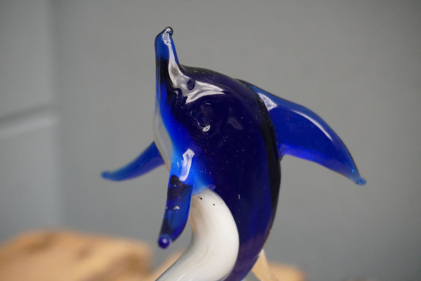 Dolfijn op voet - 12cm