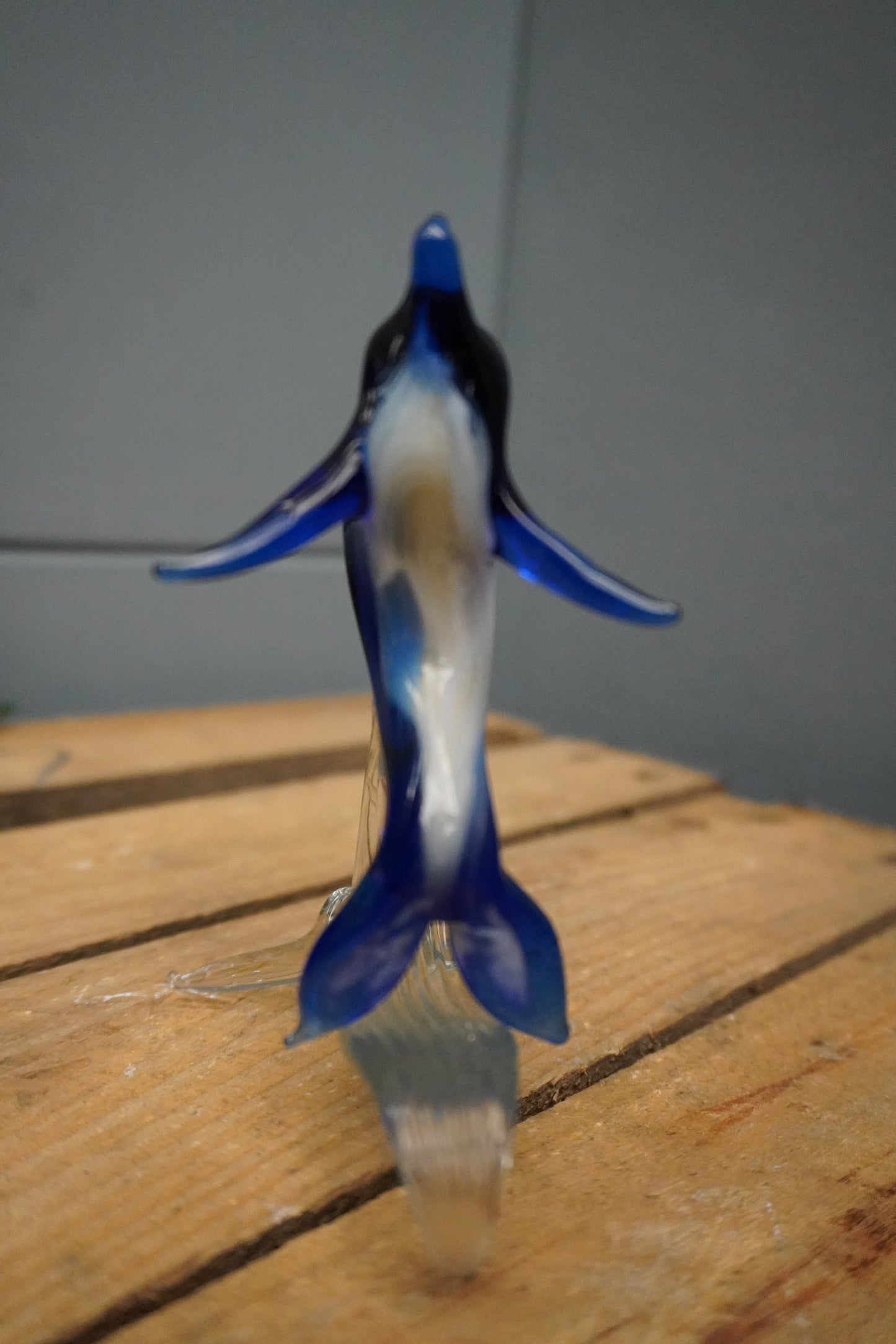 Dolfijn op voet - 12cm