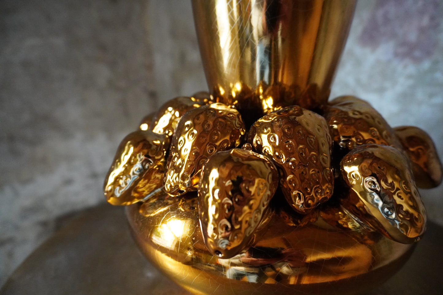 Aardewerk vaas - Goud, aardbijen, 23.5cm