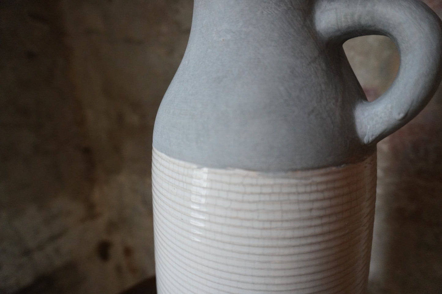 Aardewerk vaas/kan, grijs/wit, 38cm x 7cm