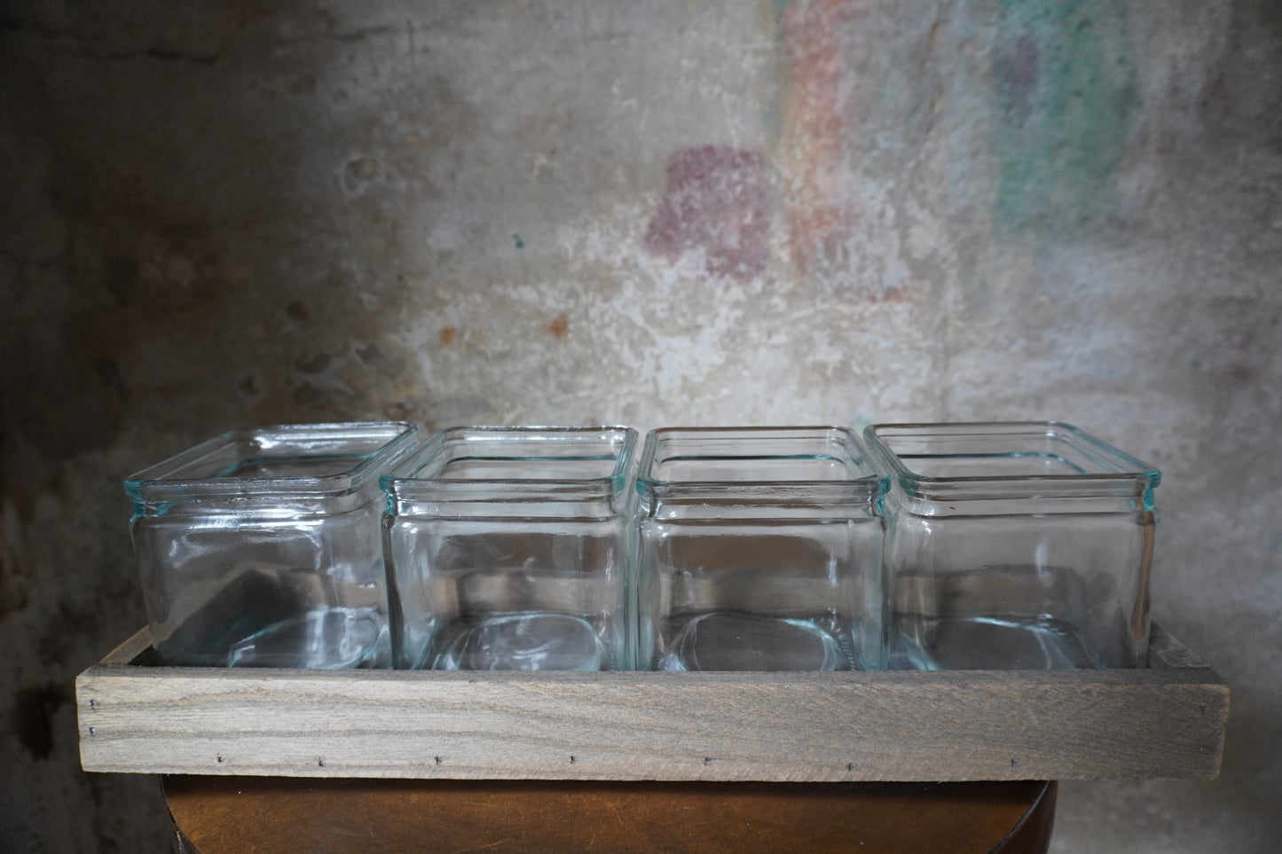 Glazen windlichten/ vazen op houten tray - 44cm x 13.5cm x 4cm/10cm