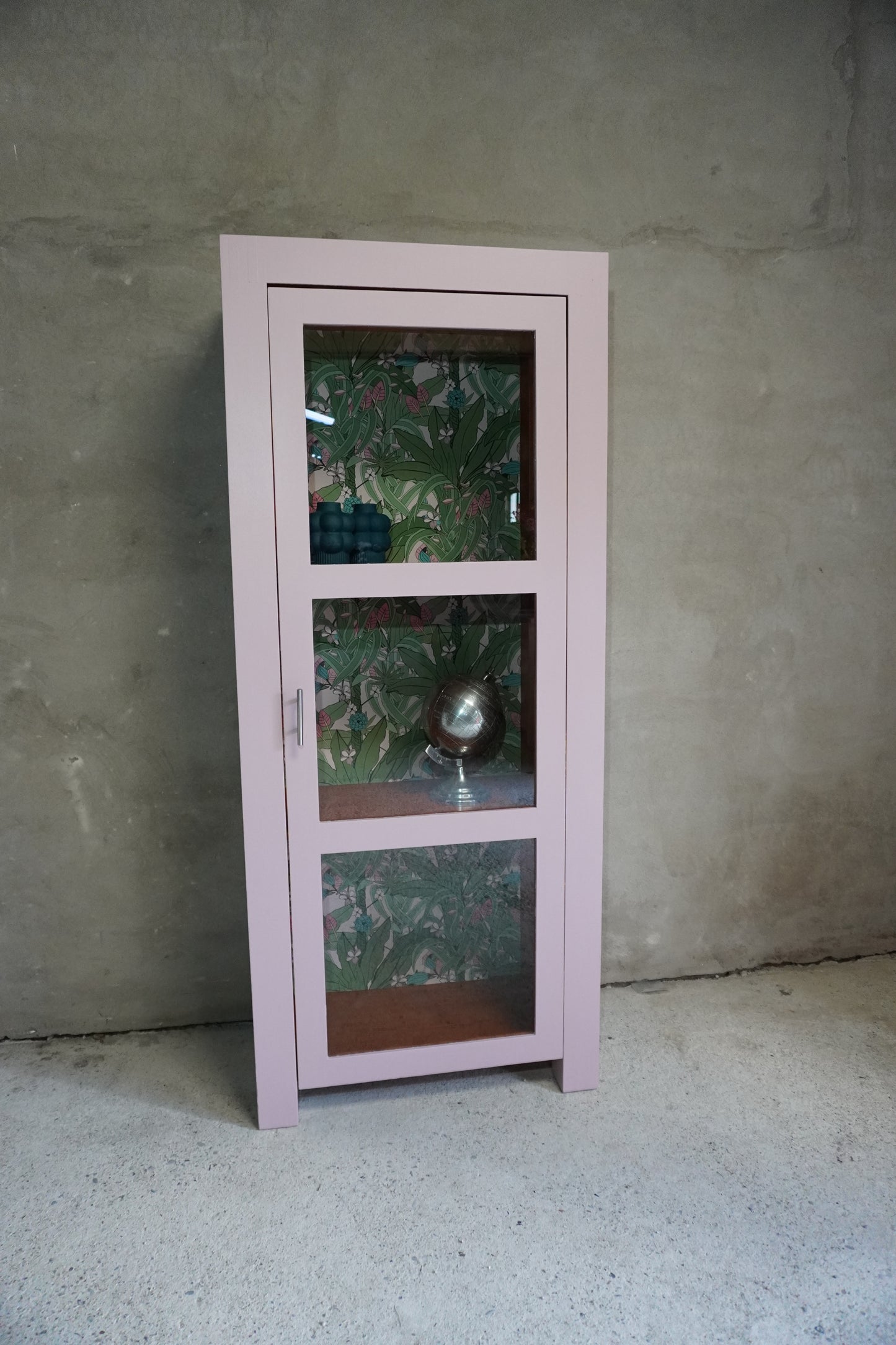 Roze vitrine kast
