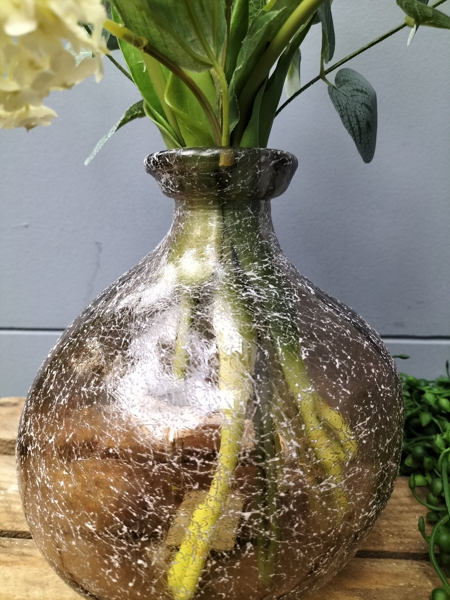 Papegaai tulpen, Eucalyptus en snowball op glazen vaas