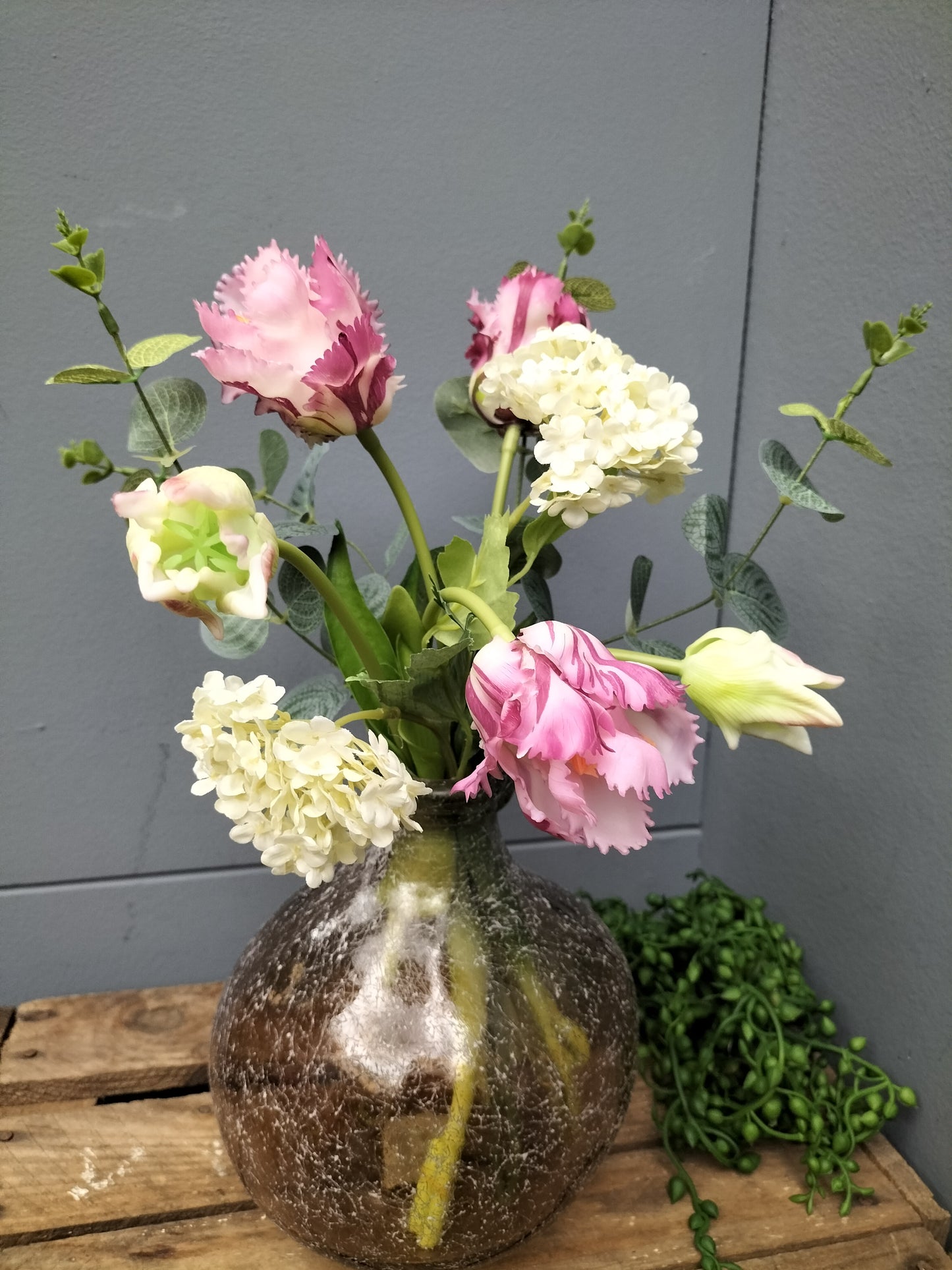 Papegaai tulpen, Eucalyptus en snowball op glazen vaas