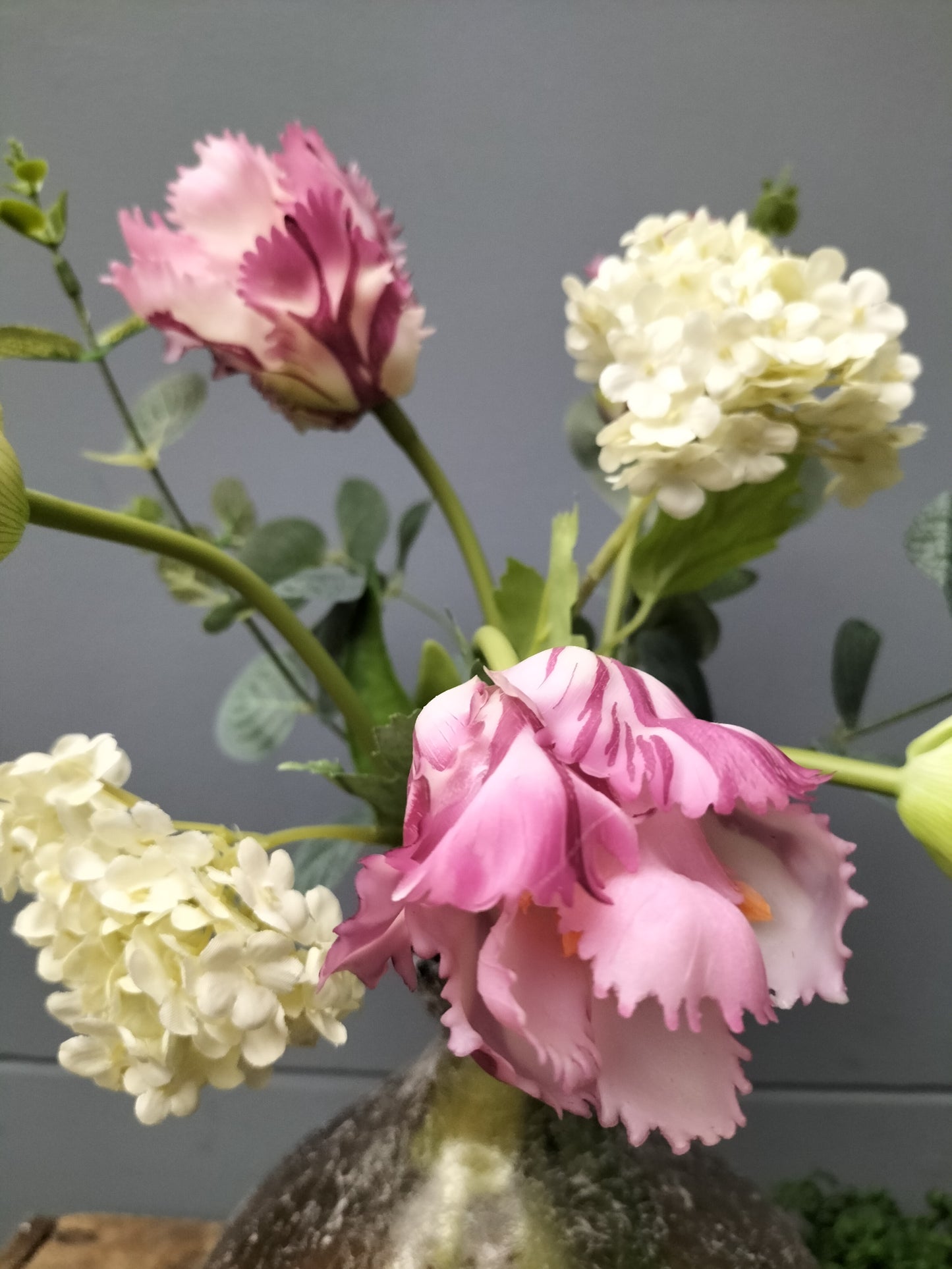 Papegaai tulpen, Eucalyptus en snowball op glazen vaas