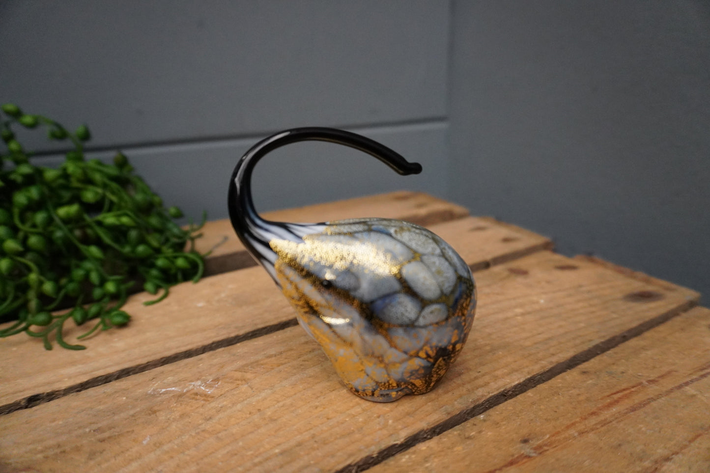 Murano olifant - 9cm x 6cm,  zwart met bladgoud