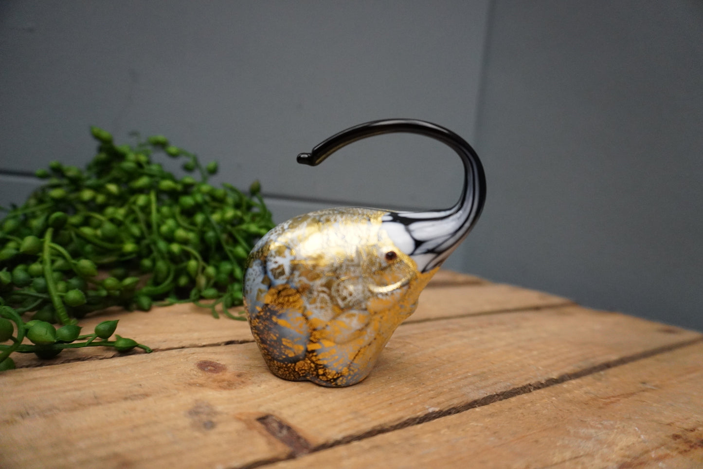 Murano olifant - 9cm x 6cm,  zwart met bladgoud