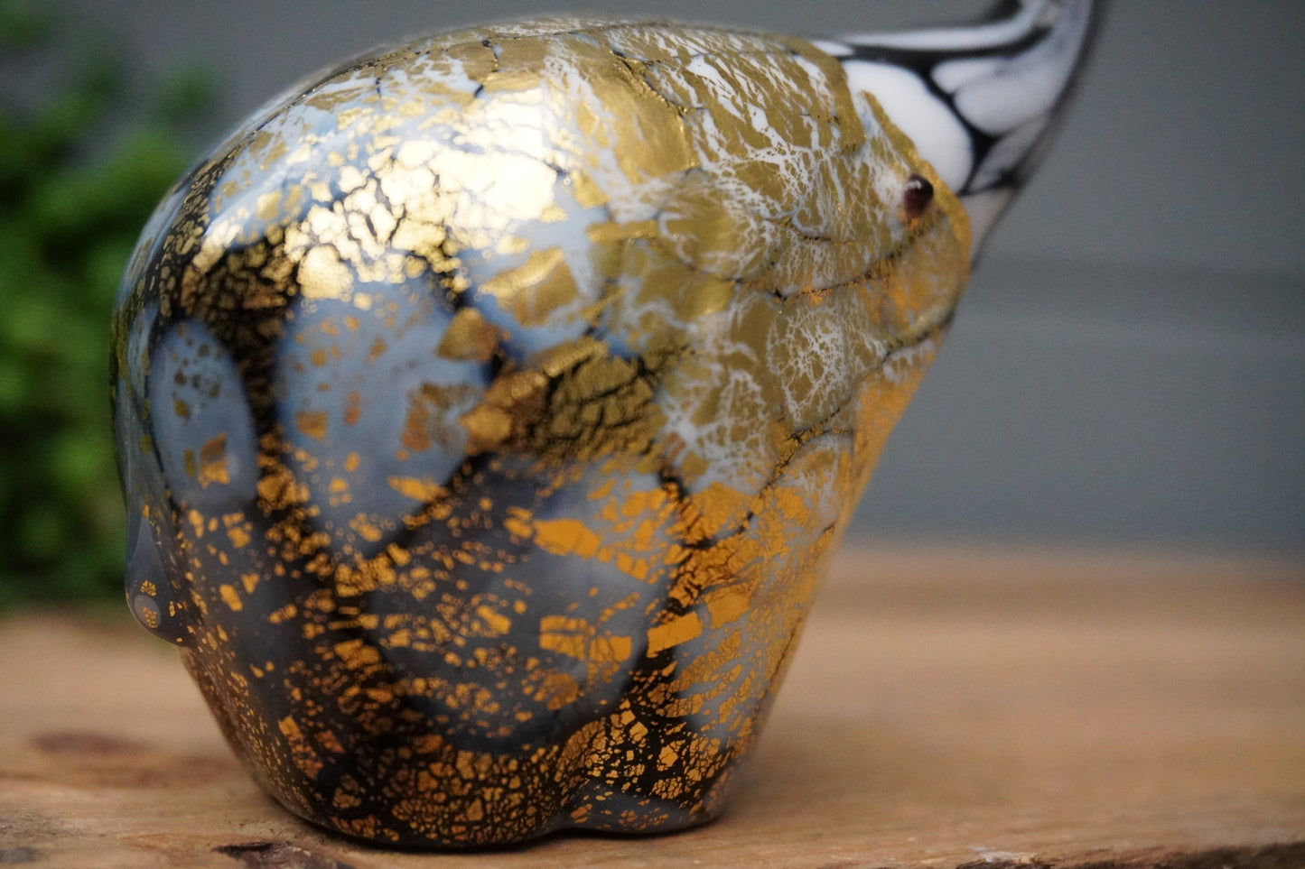 Murano olifant - 9cm x 6cm,  zwart met bladgoud