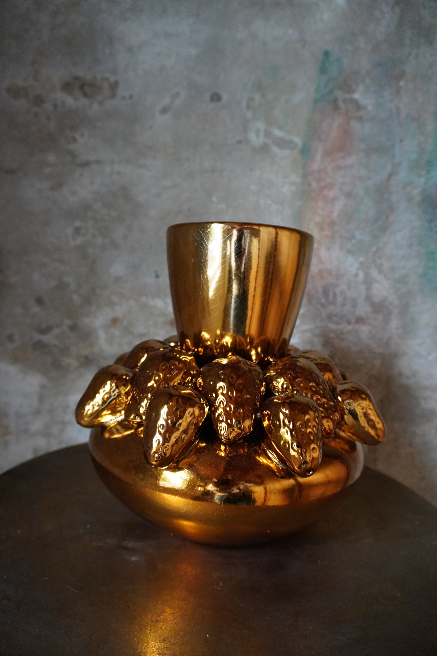 Aardewerk vaas - Goud, aardbijen, 23.5cm