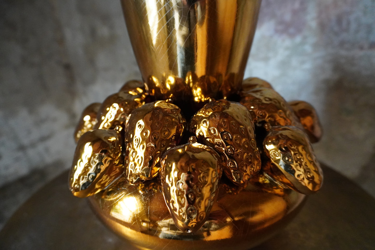 Aardewerk vaas - Goud, aardbijen, 23.5cm