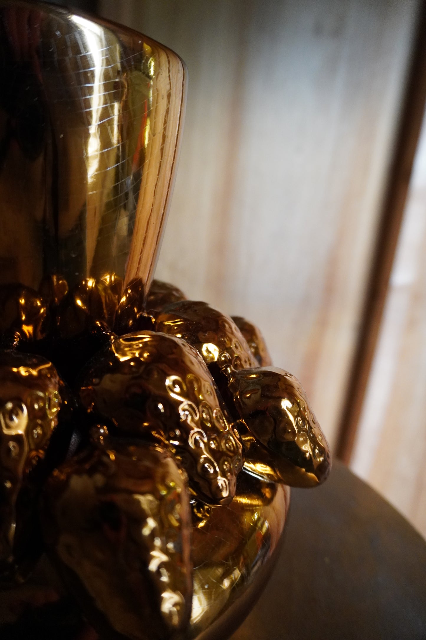 Aardewerk vaas - Goud, aardbijen, 23.5cm