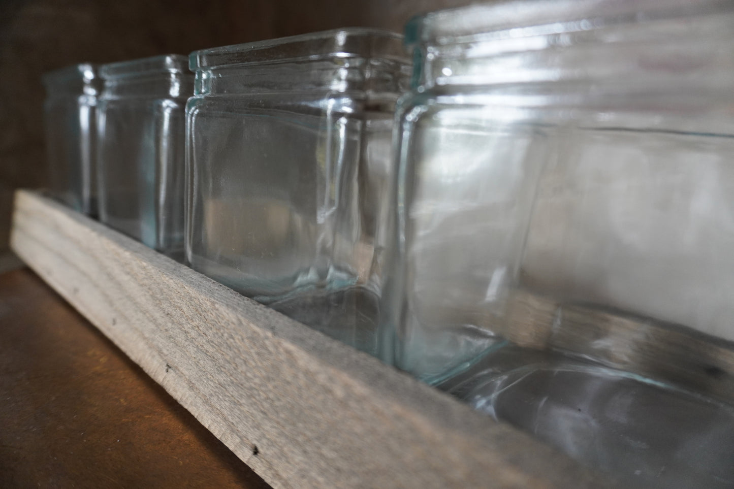 Glazen windlichten/ vazen op houten tray - 44cm x 13.5cm x 4cm/10cm