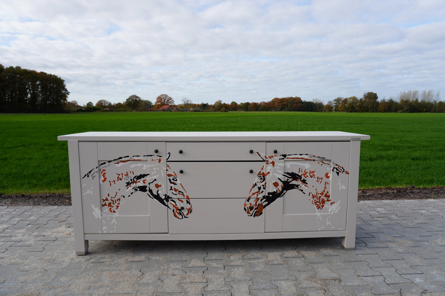 Paardenhoofden dressoir
