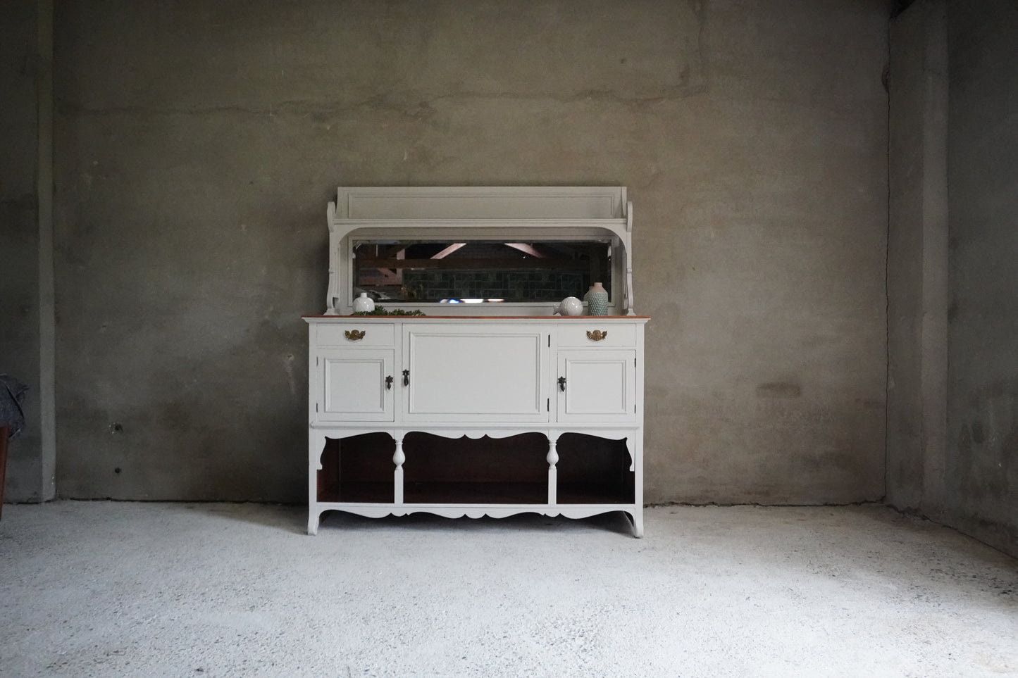 Antiek dressoir met spiegel