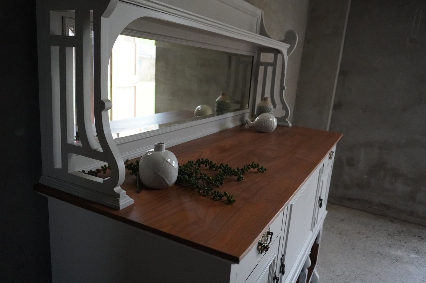 Antiek dressoir met spiegel