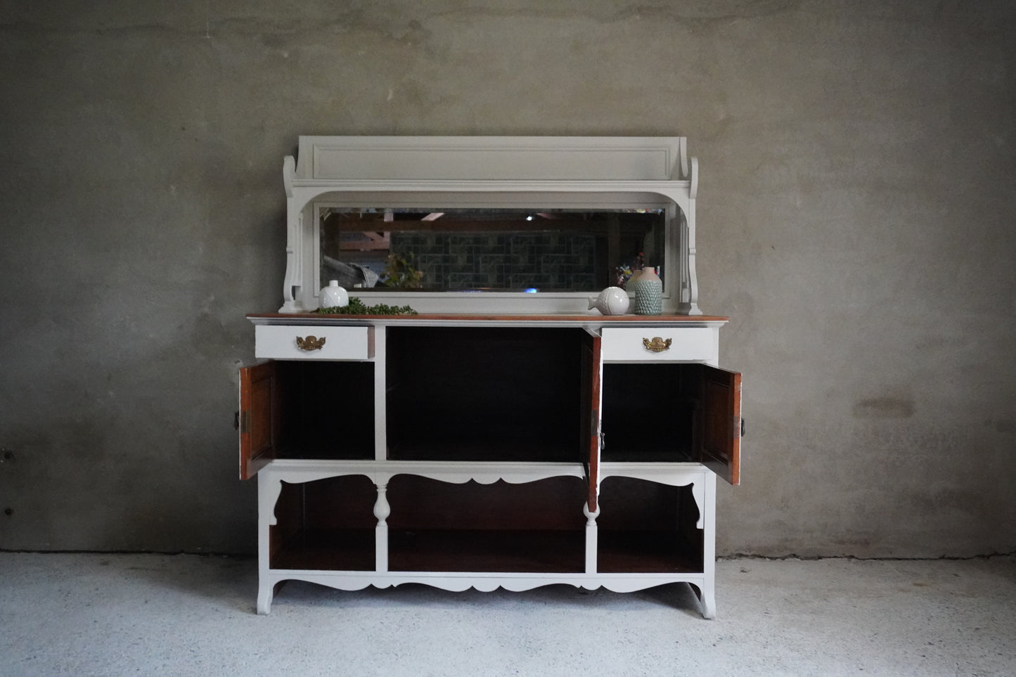 Antiek dressoir met spiegel