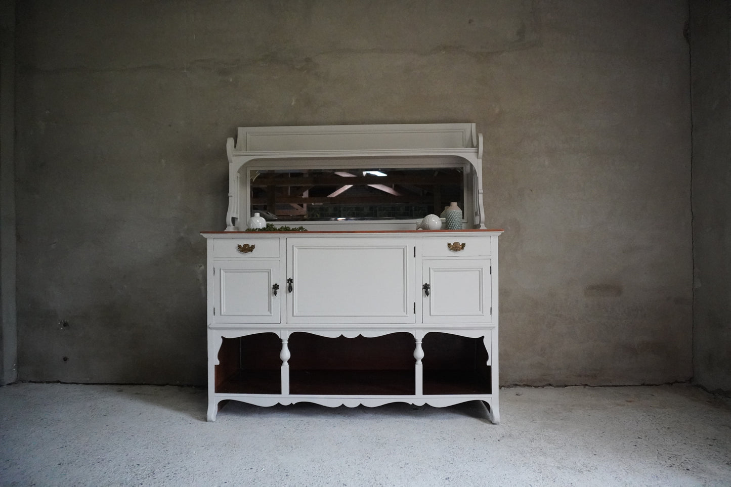 Antiek dressoir met spiegel