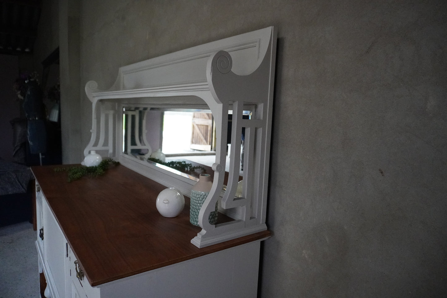 Antiek dressoir met spiegel