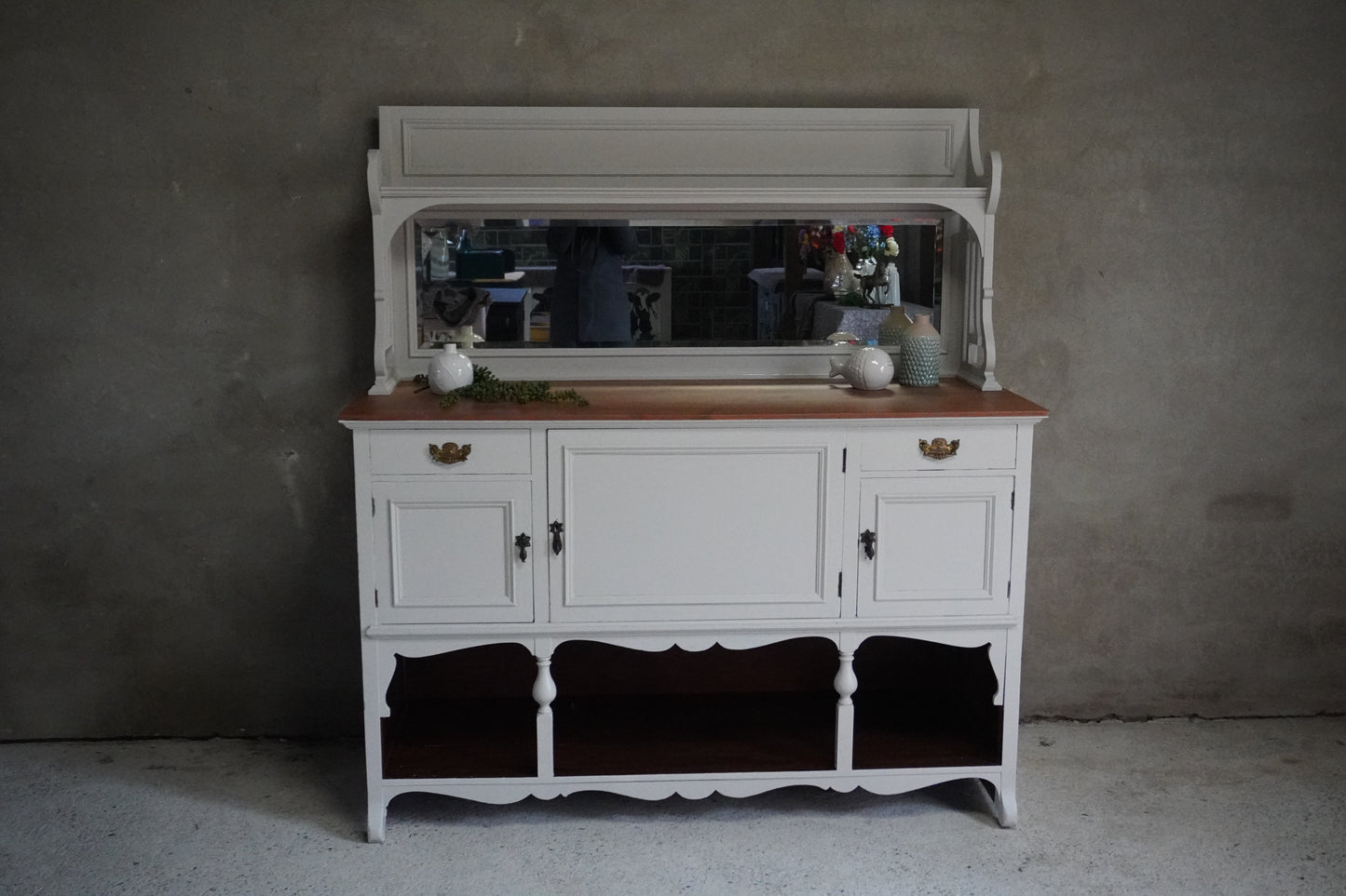 Antiek dressoir met spiegel