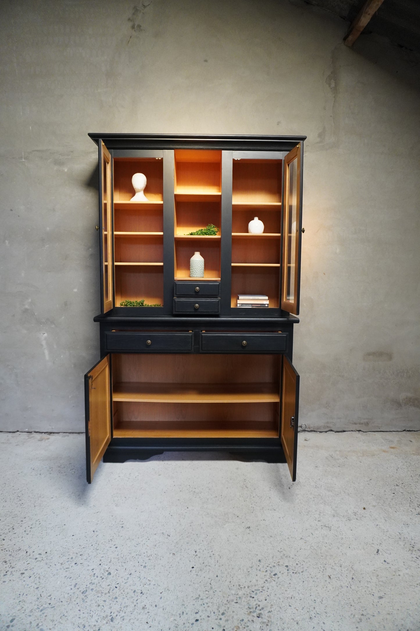 Tweedelige buffet/ vitrine kast