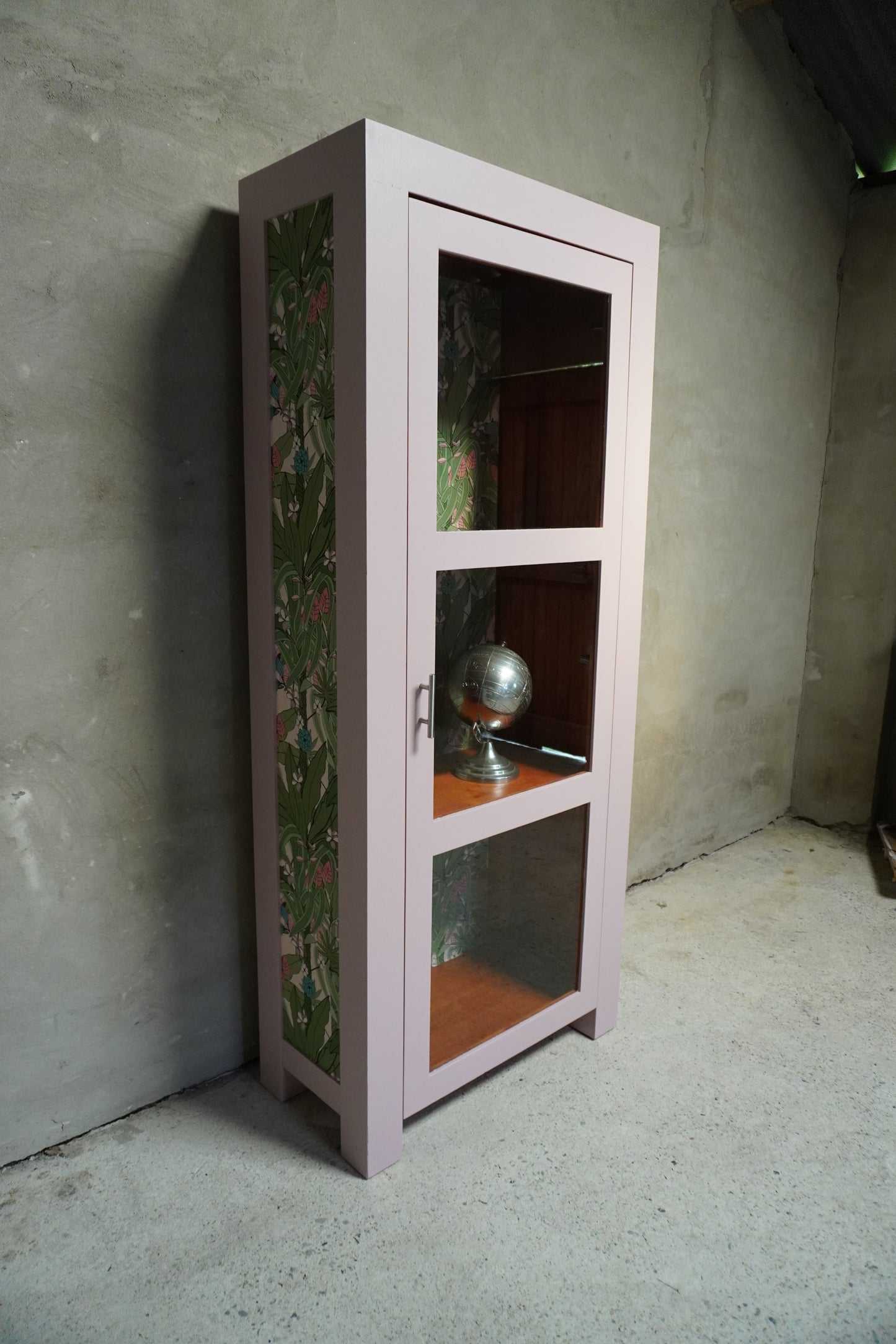 Roze vitrine kast