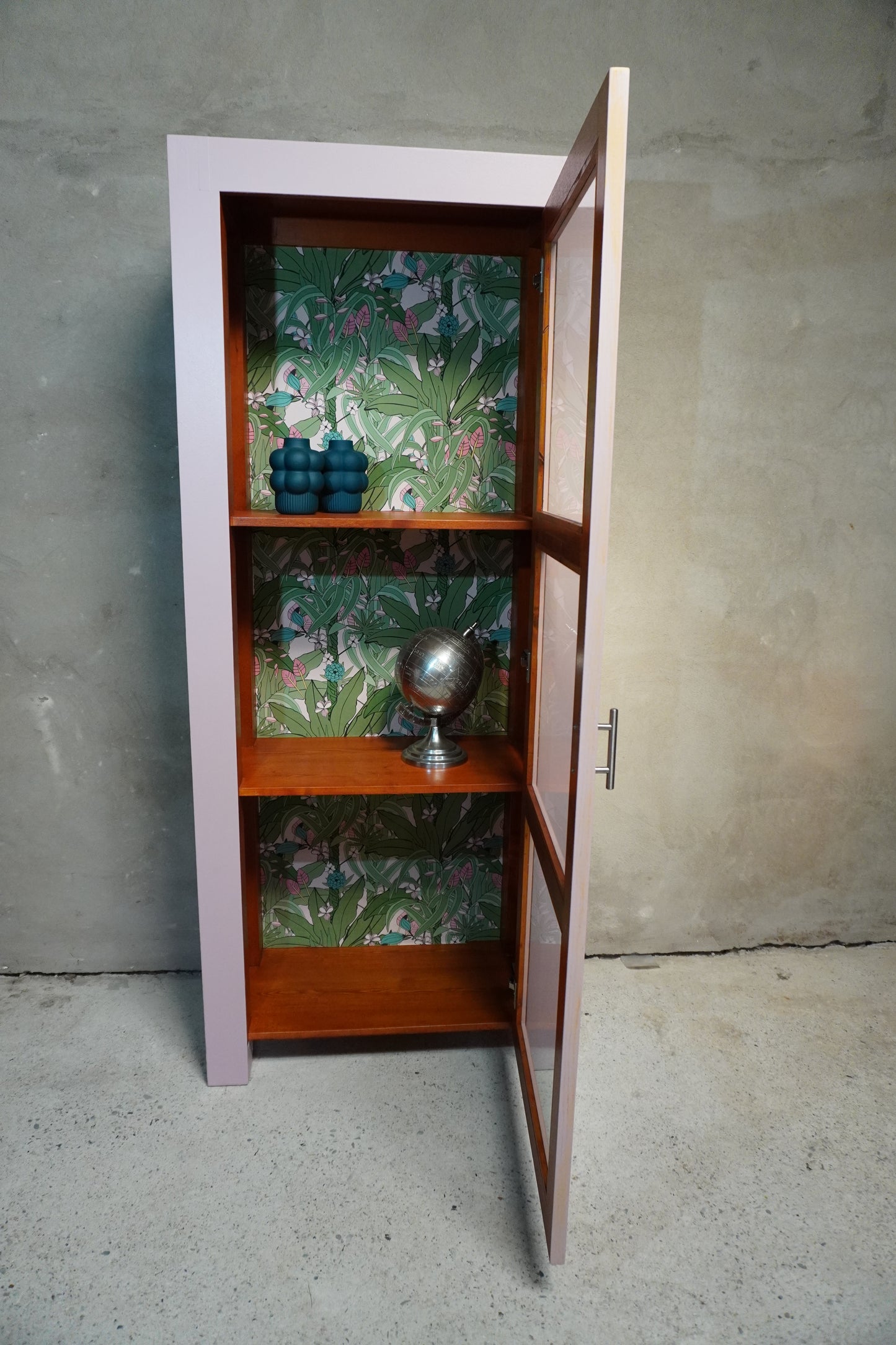 Roze vitrine kast