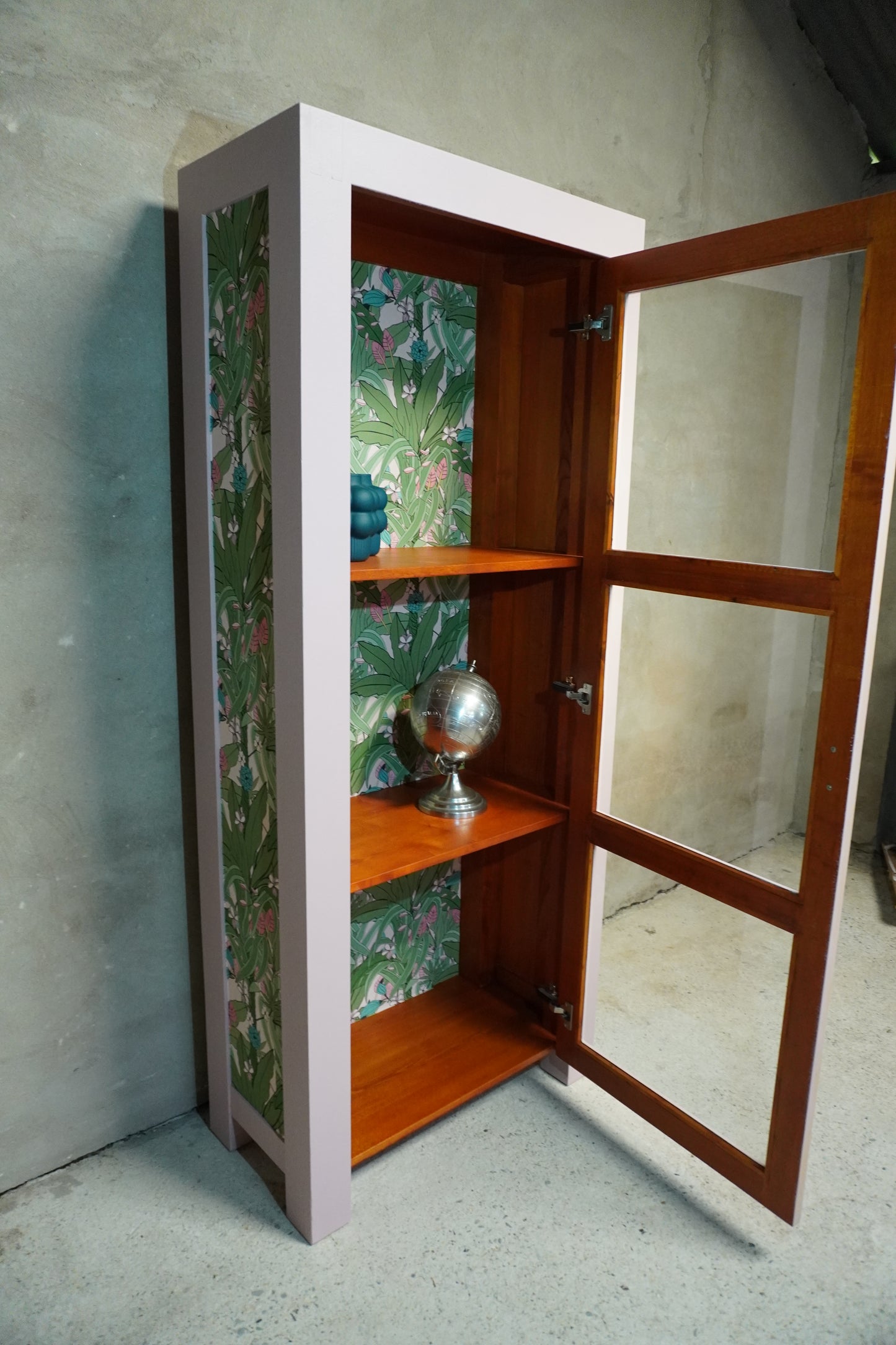 Roze vitrine kast