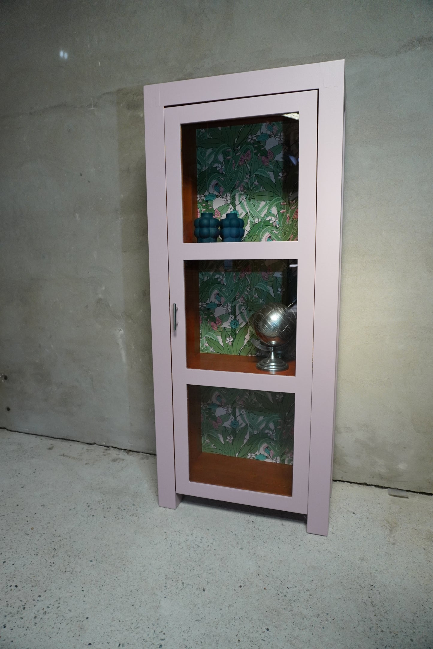 Roze vitrine kast