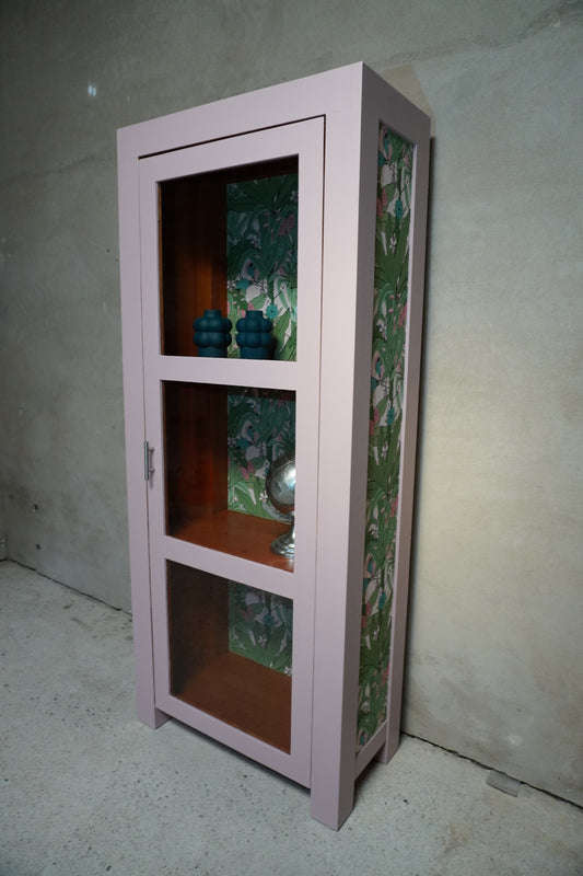 Roze vitrine kast