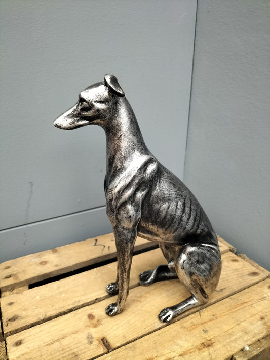 Hazewindhond/ whippet zittend - polyresin, 30cm