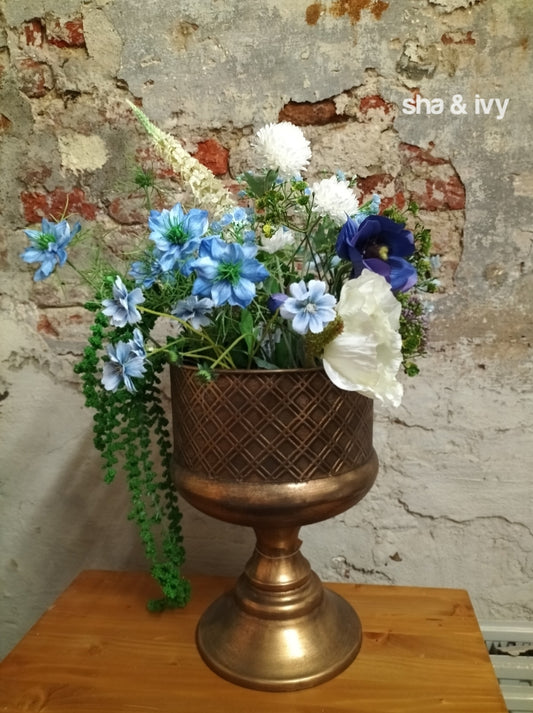 Metalen vaas met blauwe bloemen