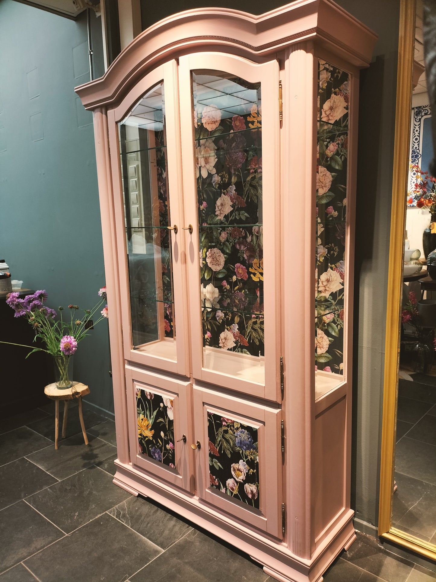 Vitrine kast - roze bloemen