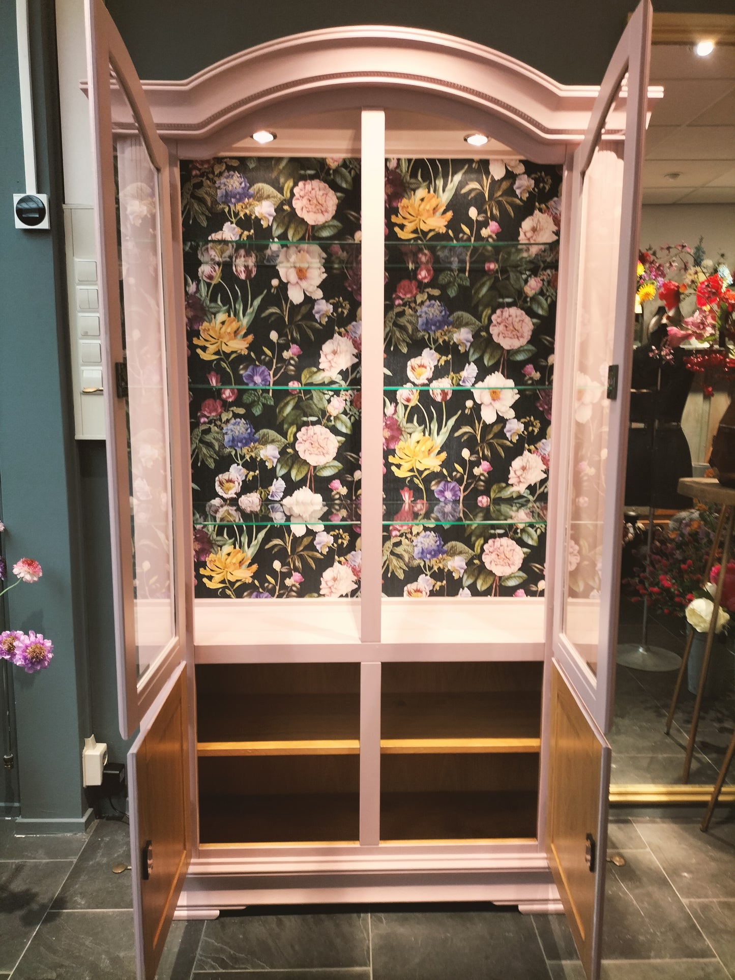 Vitrine kast - roze bloemen