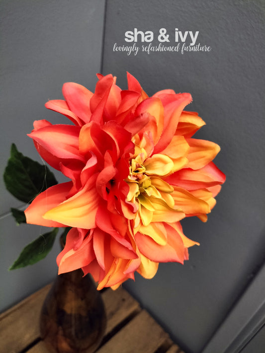 Dahlia. Oranje/ geel. 64cm