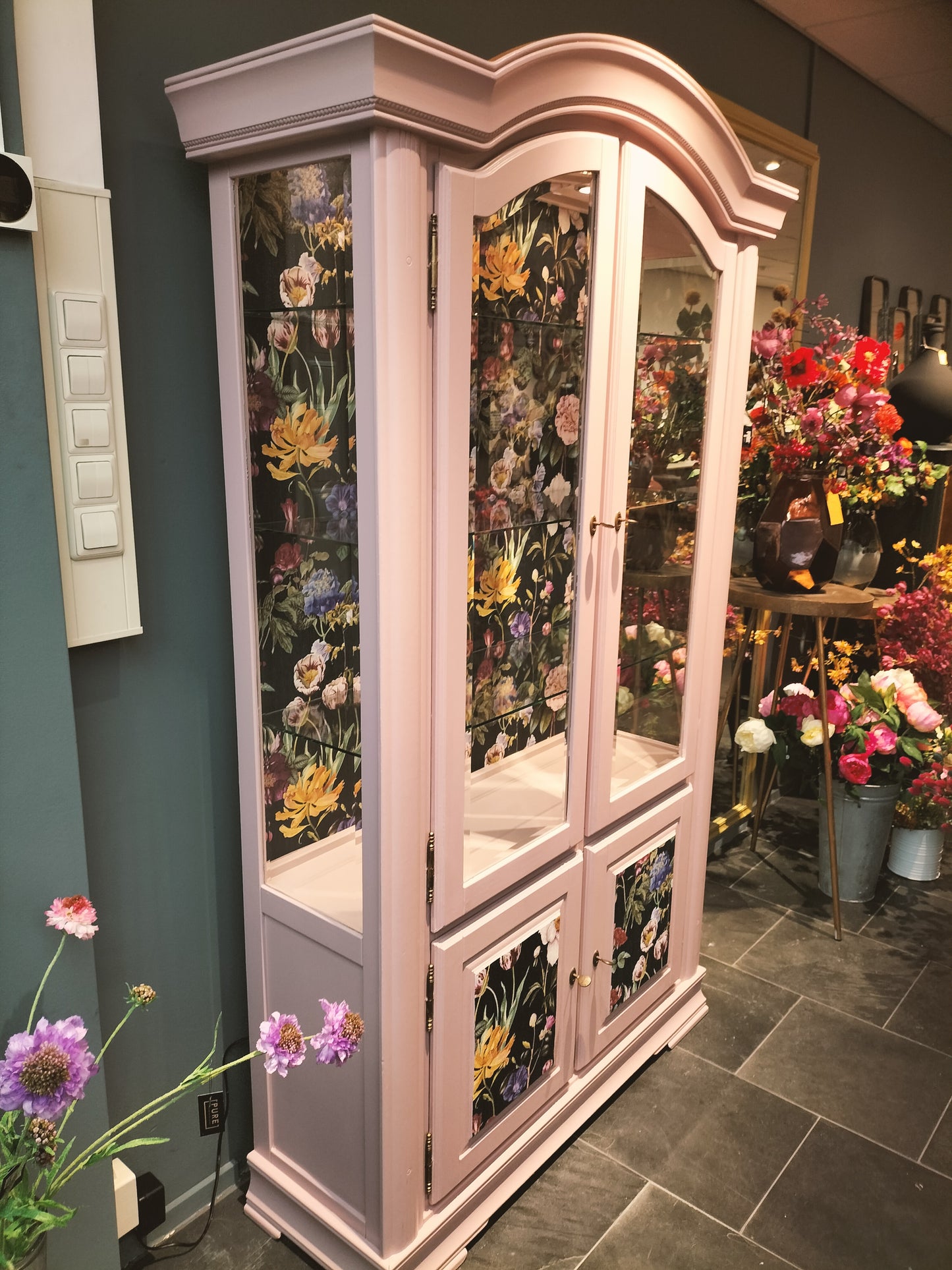 Vitrine kast - roze bloemen