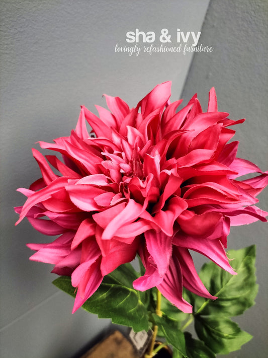 Dahlia. Fuchsia. 64cm