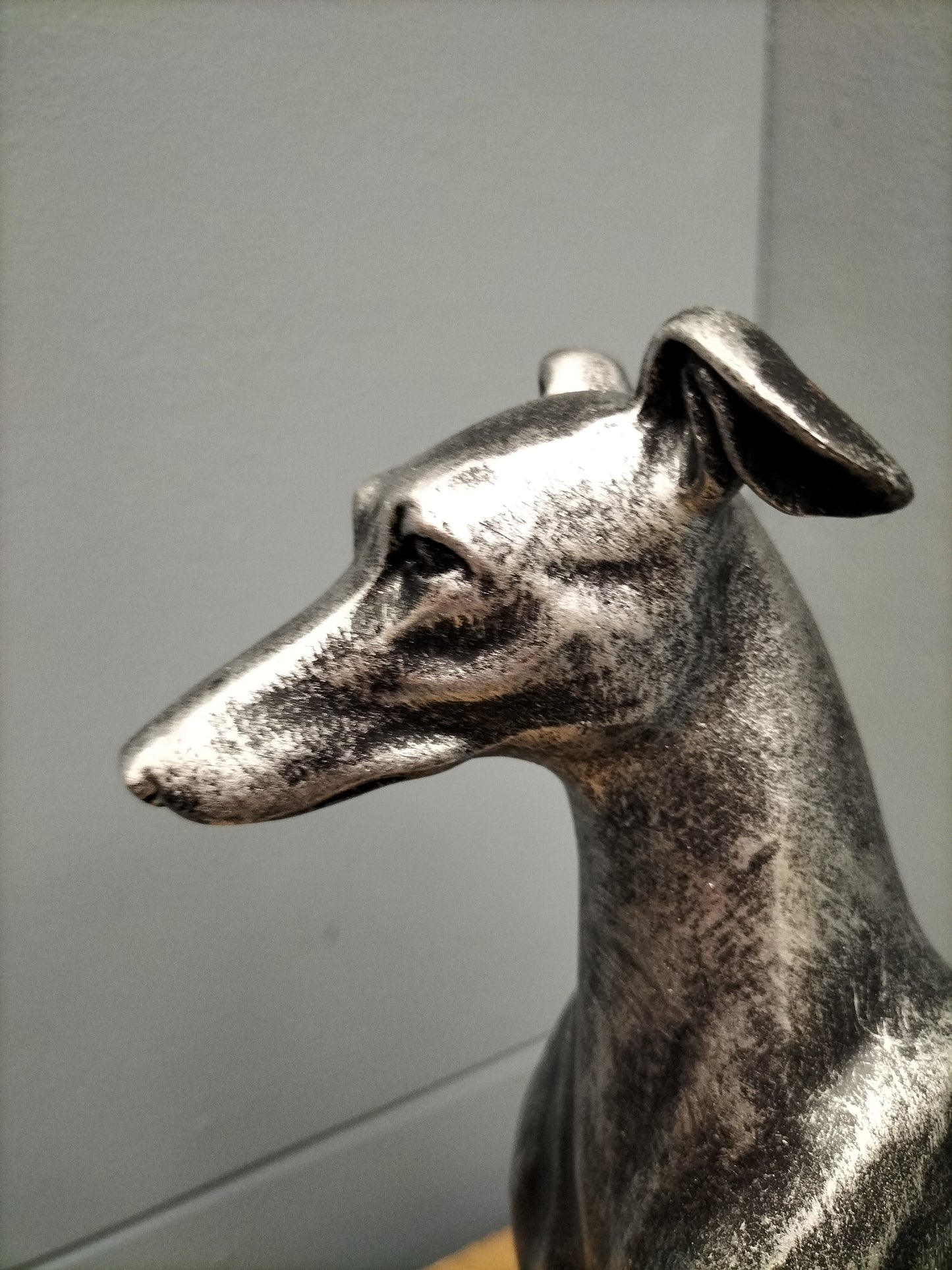 Hazewindhond/ whippet zittend - polyresin, 30cm