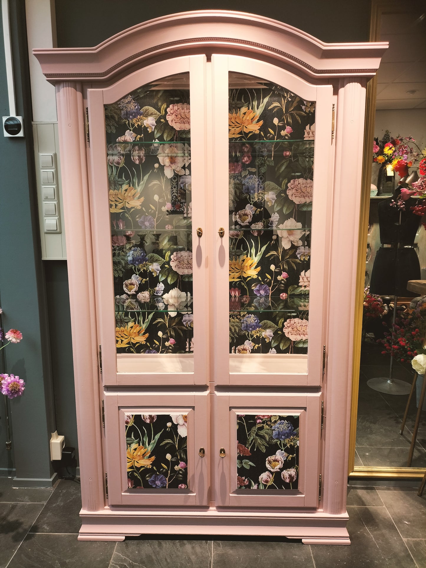 Vitrine kast - roze bloemen