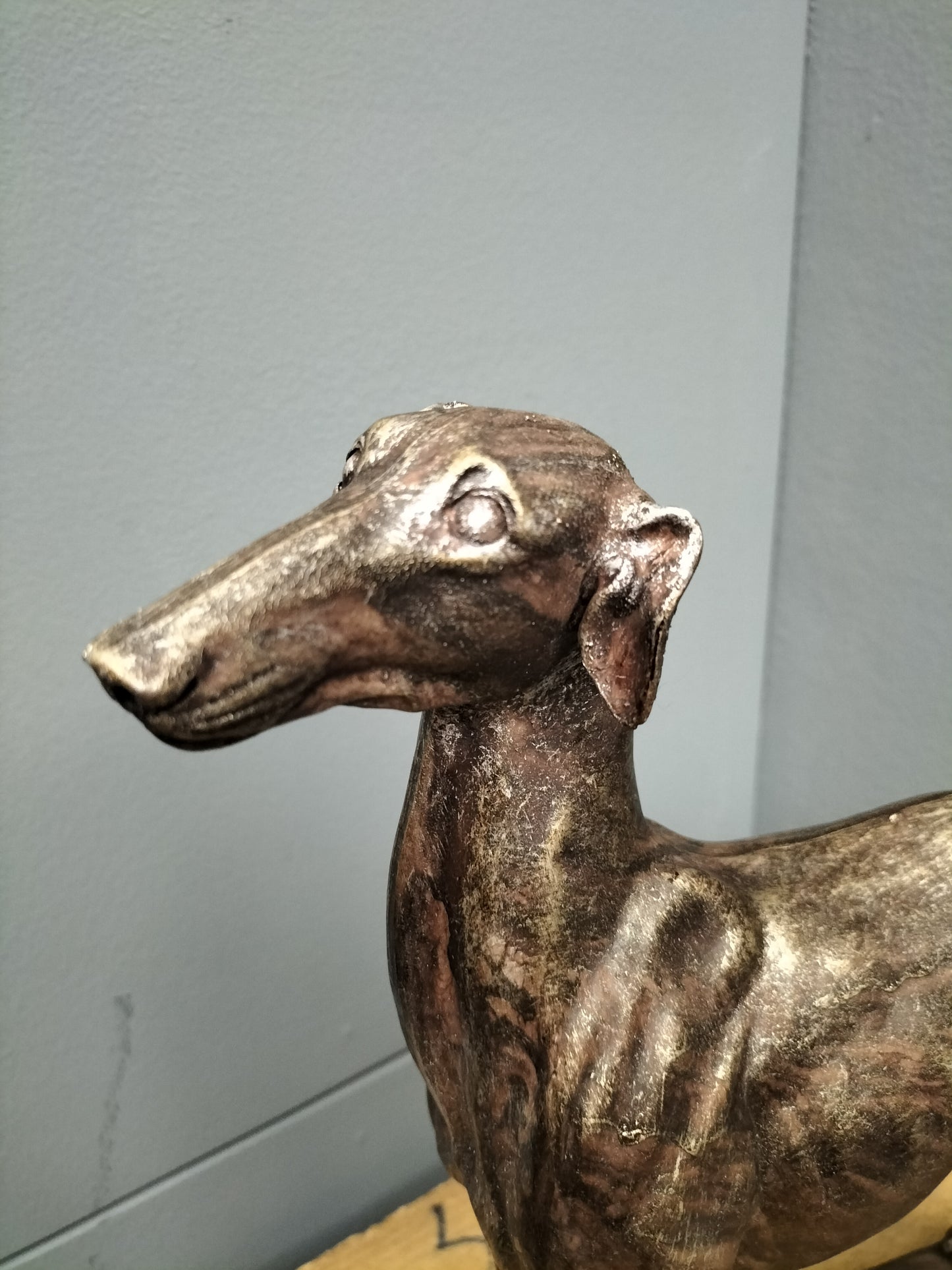 Hazewindhond/ whippet staand - polyresin, 32cm